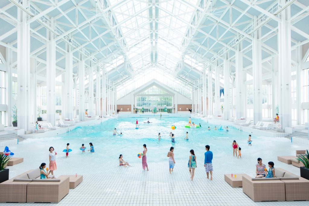 ウェーブプールを備えた「ミナミビーチ」/星野リゾート トマム(北海道/占冠村)