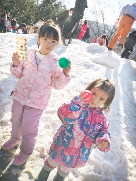 雪のたからさがしをする子ども/さがみ湖リゾート プレジャーフォレスト(神奈川県/相模原市)