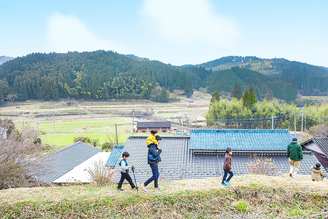 裏山探検に行く家族/農家民宿 具座(佐賀県/佐賀市)