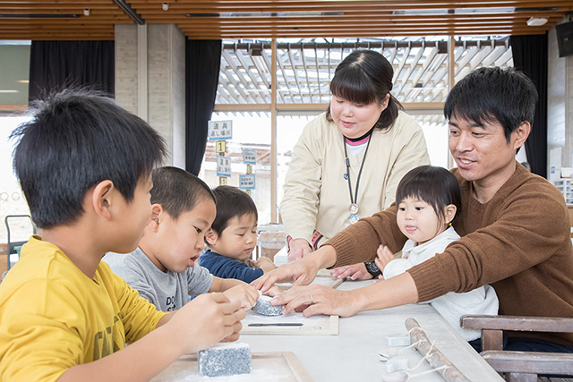 勾玉を作る子ども達/吉野ヶ里歴史公園(佐賀県/吉野ヶ里町)