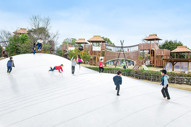 古代の原ゾーンの大型遊具で遊ぶ子ども/吉野ヶ里歴史公園(佐賀県/吉野ヶ里町)