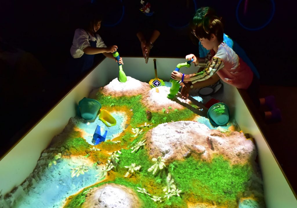 砂場と映像を合わせた新感覚のAR砂遊び「SAND PARTY!」/リトルプラネット KITE MITE MATSUDO(千葉県/松戸市)