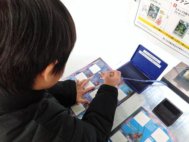 スタンプを押す子ども/JR東日本 機動戦士ガンダムスタンプラリー(東京都)