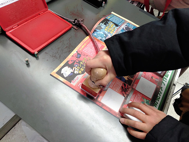 スタンプを押す子ども/JR東日本 機動戦士ガンダムスタンプラリー(東京都)