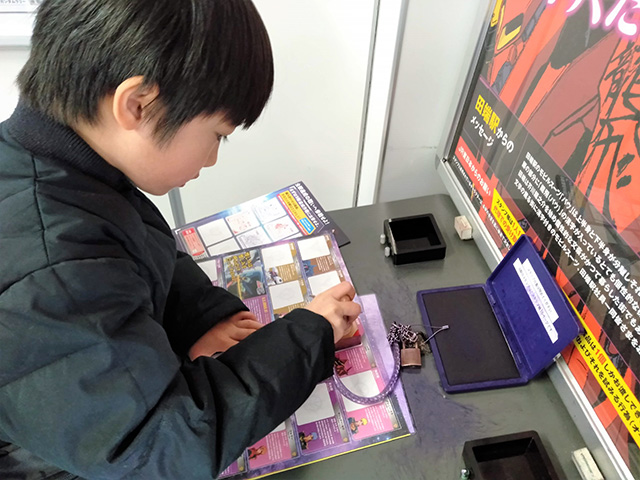 JR田端駅「バウ」のスタンプを押す子ども/JR東日本 機動戦士ガンダムスタンプラリー(東京都)