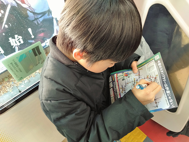 ガンダムスタンプラリーに挑戦する子ども/JR東日本(東京都)