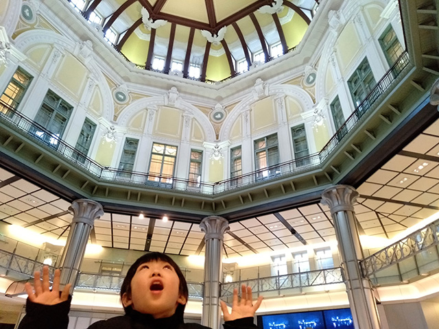 JR東京駅ドーム天井を見上げる子ども/JR東日本 ガンダムスタンプラリー(東京都)