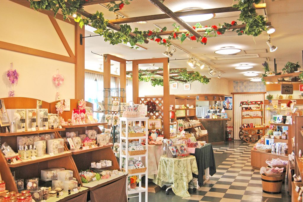 ハーブグッズが並ぶ「ハーブハウス」/アカオハーブ&ローズガーデン(静岡県熱海市)