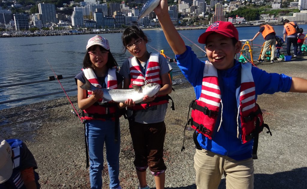 手ぶらok 親子で初心者釣り教室 熱海港海釣り施設は自然体験と食育にピッタリ るるぶkids