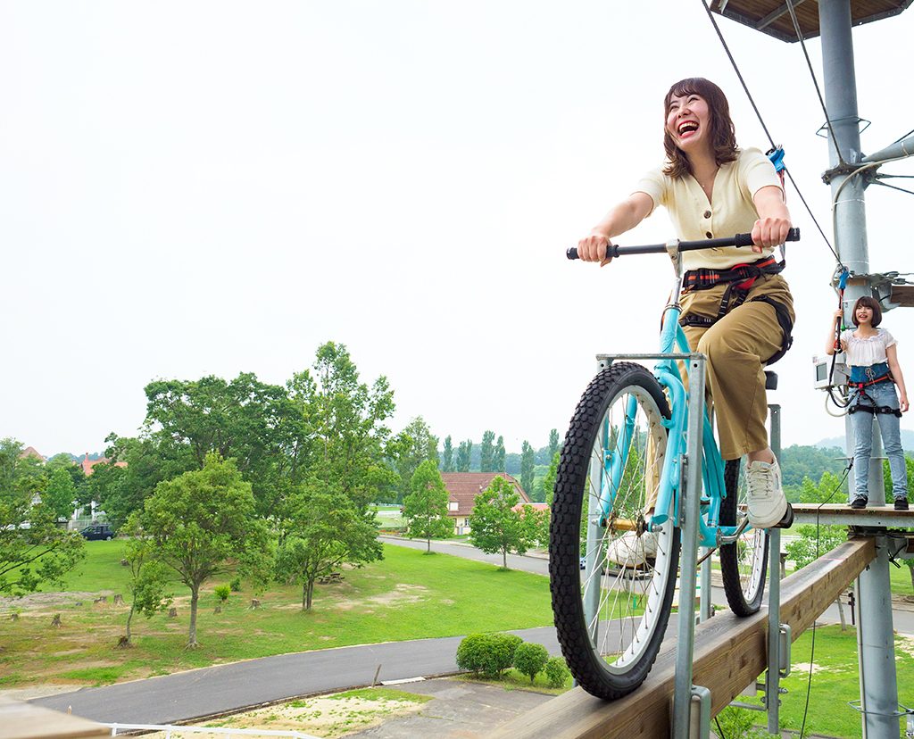 自転車で一本橋を渡るアトラクション/滋賀農業公園ブルーメの丘(滋賀県日野町)