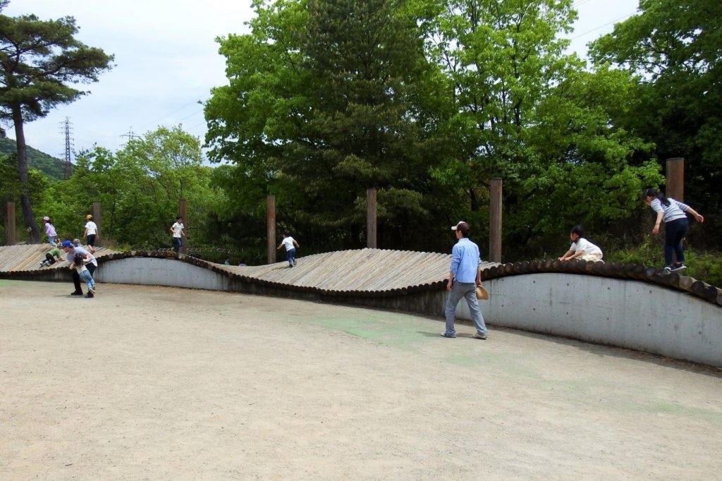 アスレチック遊具「波打ち丸太」/播磨中央公園(兵庫県加東市)