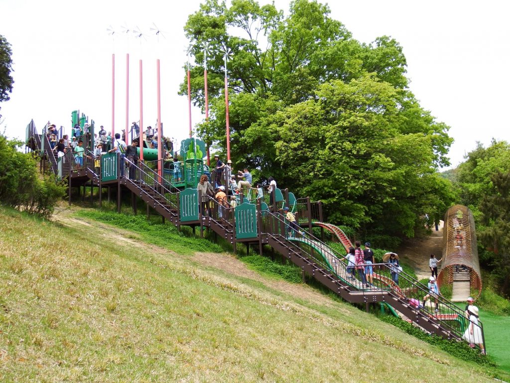 丘の斜面を利用した大型遊具「風のとりで」/播磨中央公園(兵庫県加東市)