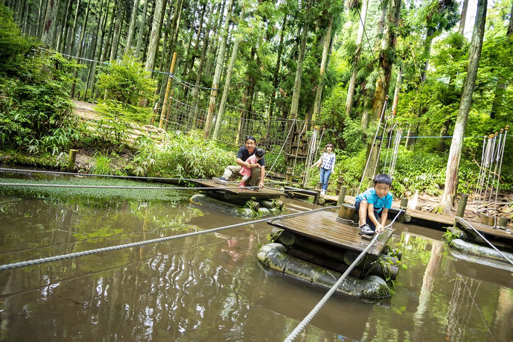 ロープに吊られたボールに飛び乗る/六甲山フィールド・アスレチック(兵庫県神戸市)