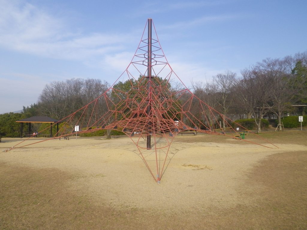 くもの巣のジャングルジム/香久山公園(奈良県橿原市)