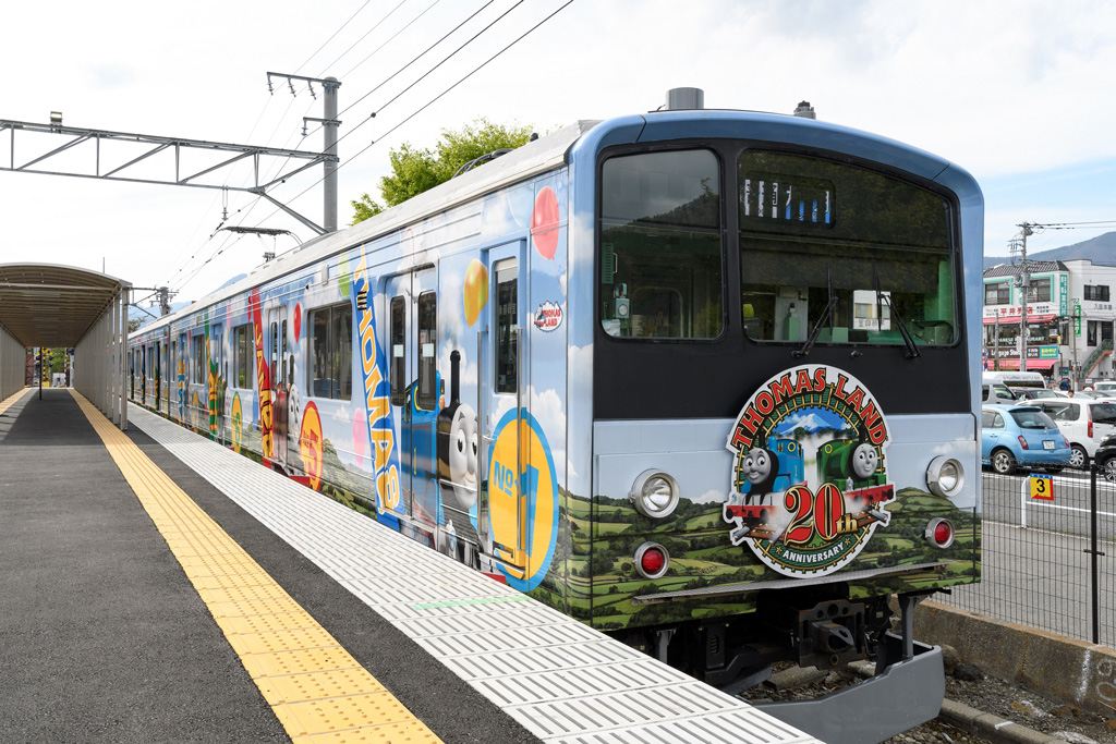 車体にトーマスやなかまたちが描かれた「トーマスランド号」