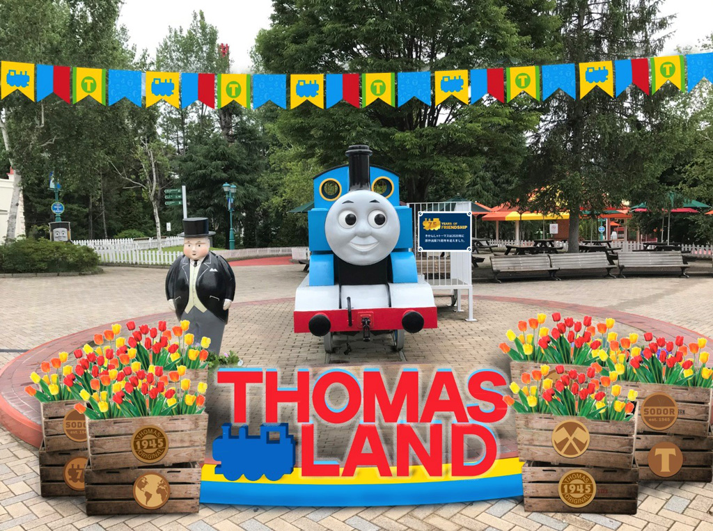 75周年のエンブレムやゴールドとブルーを基調にした装飾でデコレートした「トーマスランド」の園内