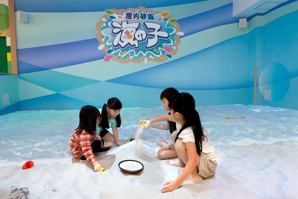 あそびパークPLUSの「屋内砂浜 海の子」/ラゾーナ川崎プラザ(神奈川県)