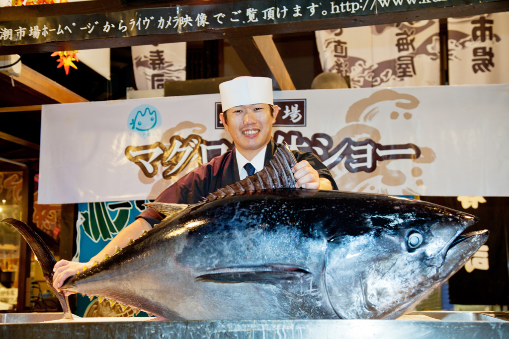 マグロの解体ショーを毎日開催/黒潮市場(和歌山県/和歌山市)