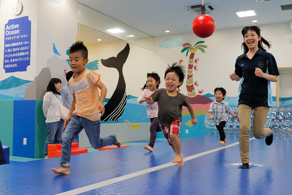 かけっこをする子ども達/ボーネルンド キドキド(写真は愛知県日進市)