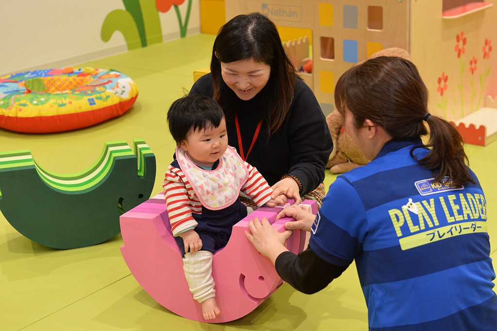 おもちゃの乗り物に乗る赤ちゃん/ボーネルンド キドキド(愛知県/日進市)