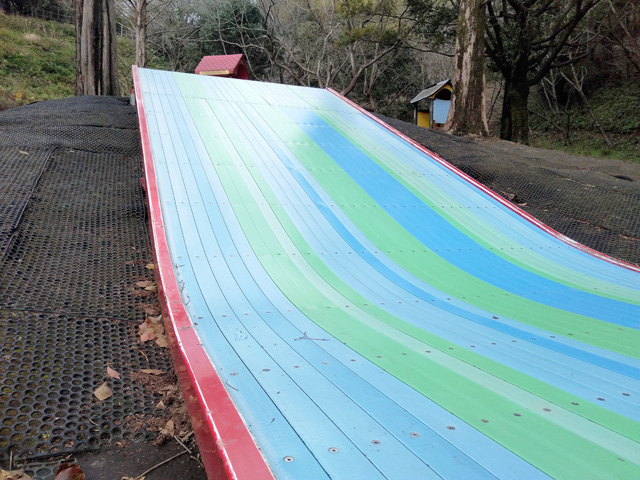 カラフルなワイド滑り台/久峰総合公園(宮崎県/宮崎市)