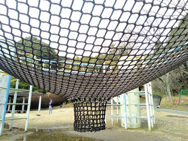 アリ地獄のようにすり鉢状に張られたネット/久峰総合公園(宮崎県/宮崎市)
