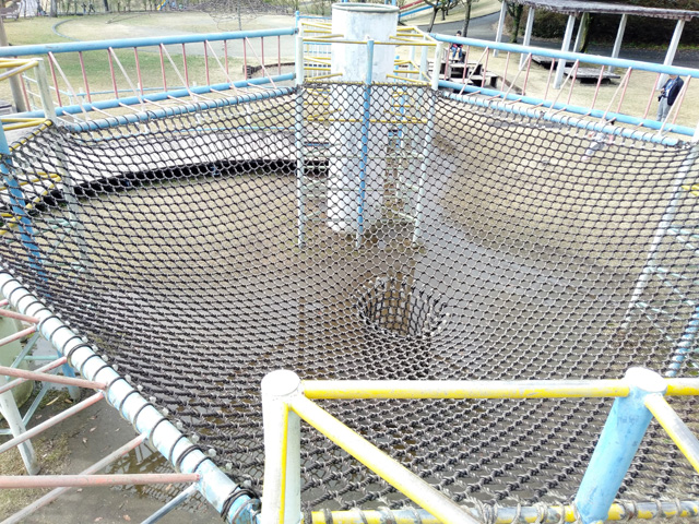 ネットが張られた下には水たまり/久峰総合公園(宮崎県/宮崎市)