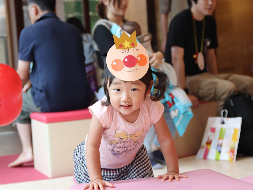 手作りお面をする子ども/仙台アンパンマンこどもミュージアム&モール(宮城県/仙台市)