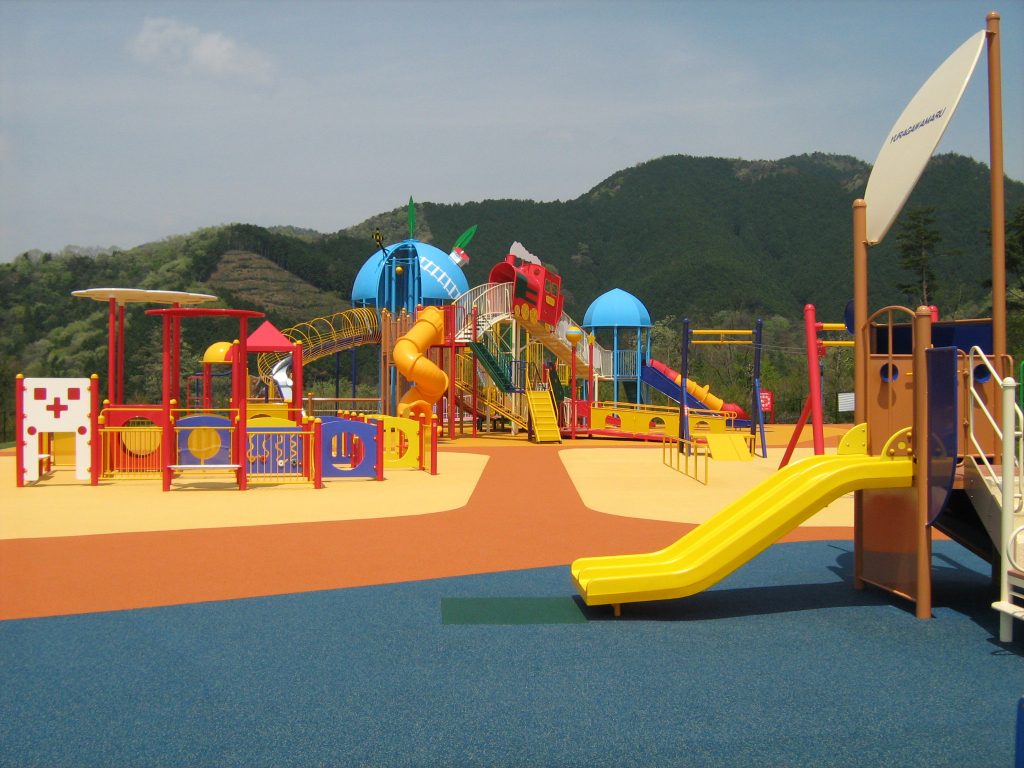 SLや鉄道をテーマにした複合遊具/三段池公園(京都府福知山市)