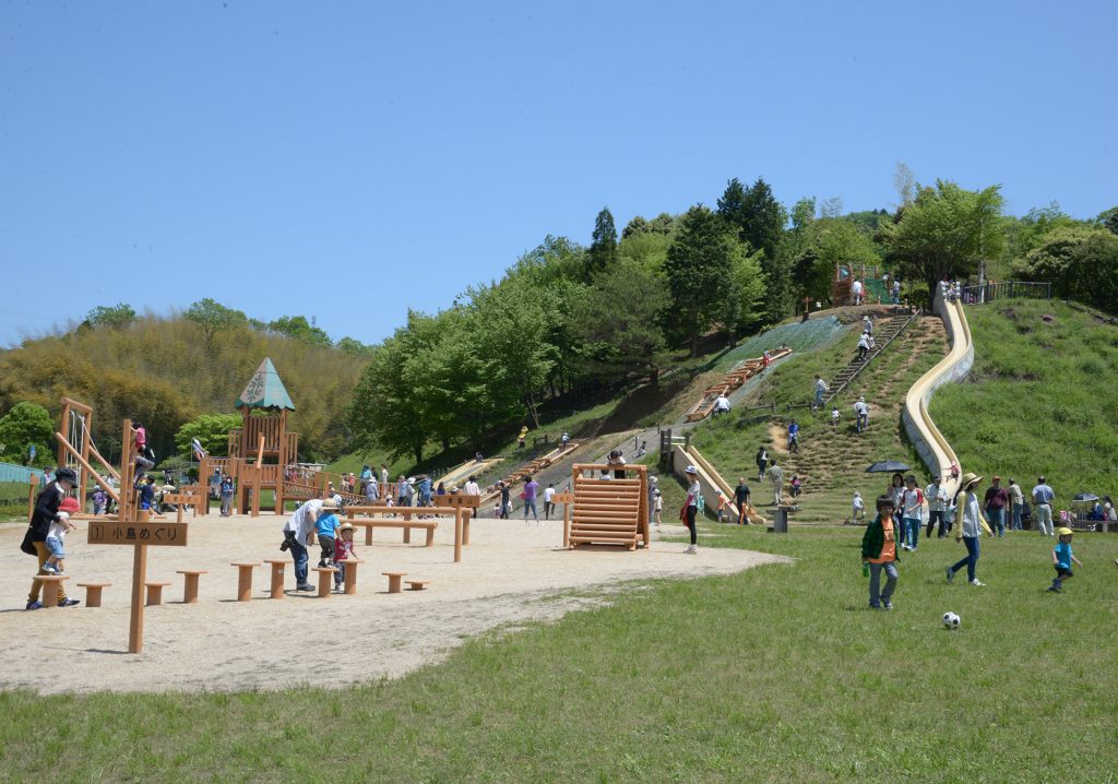 小高い丘の斜面を利用したフィールドアスレチック/青葉山ろく公園(京都府舞鶴市)