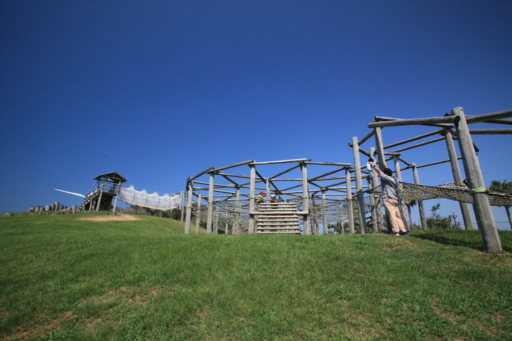 丸太やネットをつたう木製のアスレチック/竜洋海洋公園(静岡県磐田市)