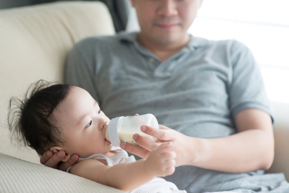 赤ちゃんがミルクを飲む様子