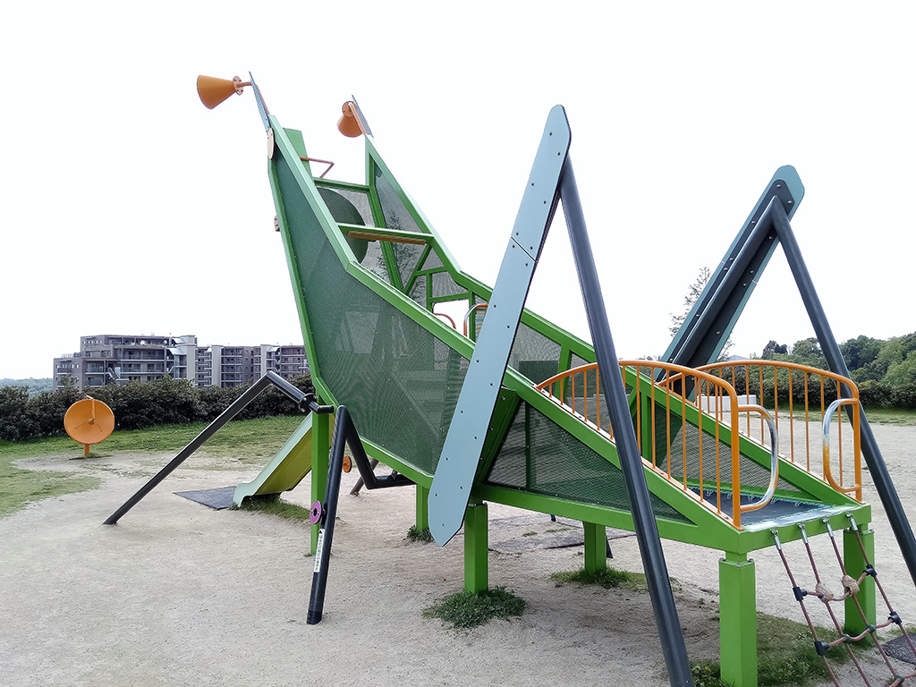 バッタ滑り台/彩都西公園(大阪府/茨木市)