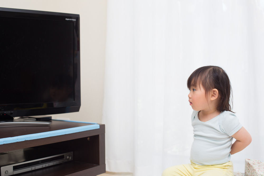 テレビを見る子ども/海外アニメで英語教育