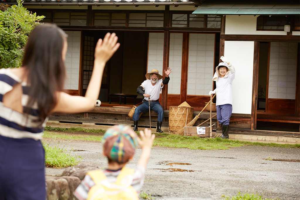 帰省する親子イメージ/withコロナの夏休み、ポイントと過ごし方