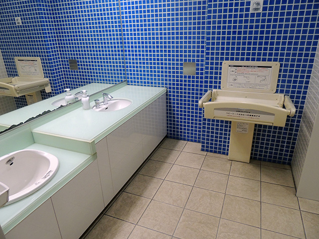 トイレのおむつ台やキッズ用洗面台/カワスイ 川崎水族館(神奈川県)