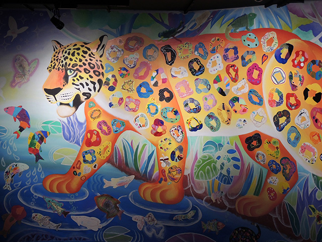 壁一面に広がるジャガーのウォールアート/カワスイ 川崎水族館(神奈川県)