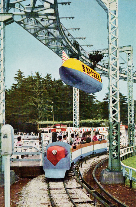 「空飛ぶ電車」と「ユネスコ列車」/としまえん(東京都/練馬区)