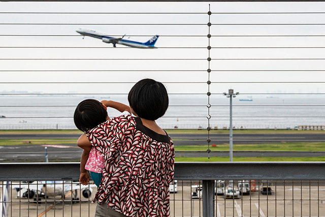 飛行機を眺める親子(子連れハワイ)