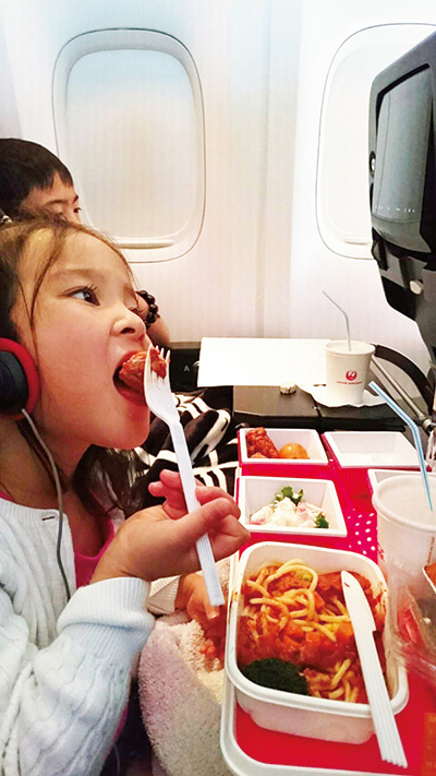 機内で食事をする子ども(子連れハワイ)