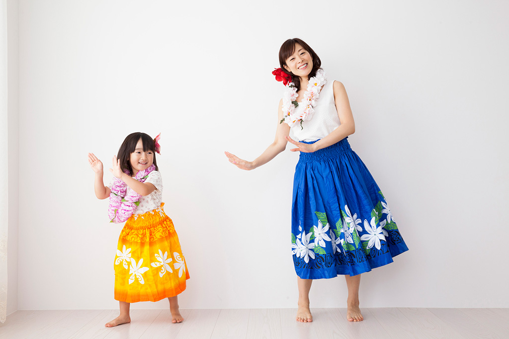 フラダンスを踊る親子