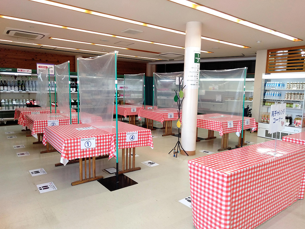 詰め放題用のテーブル/桔梗信玄餅工場テーマパーク(山梨県/笛吹市)