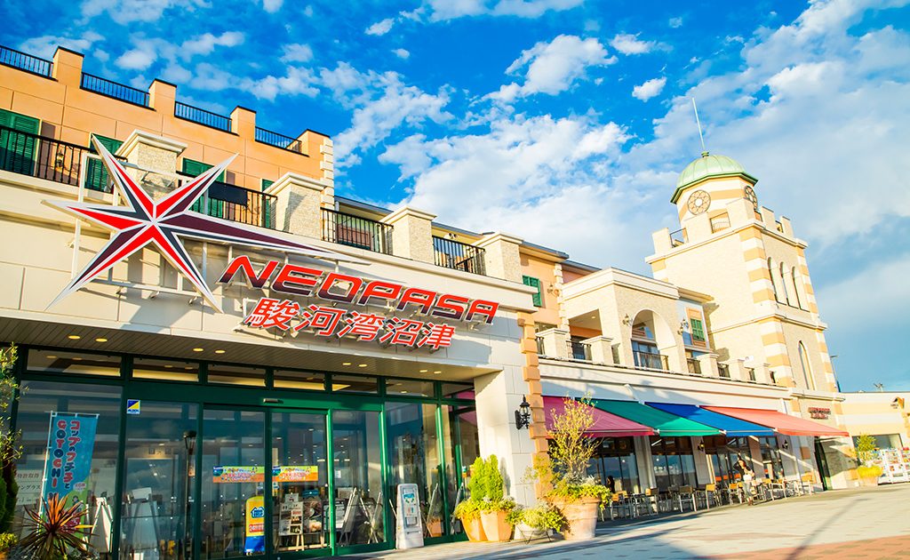 駿河湾沼津sa 静岡県 で休憩しよう 下り線のマグロの解体ショーやご当地グルメなど るるぶkids