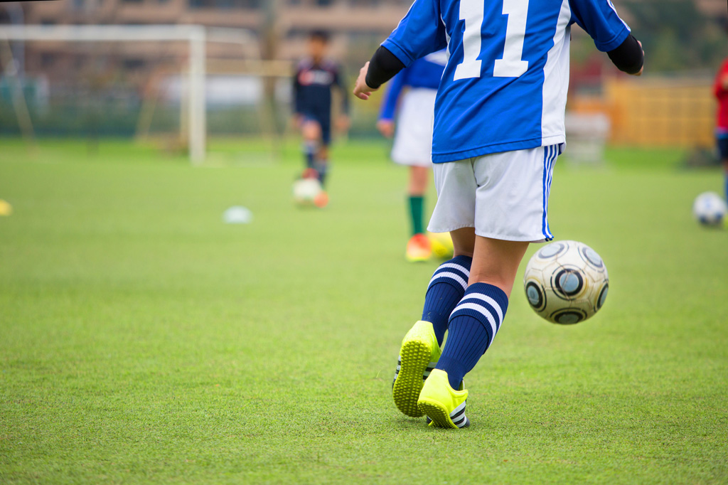 サッカーをする子ども