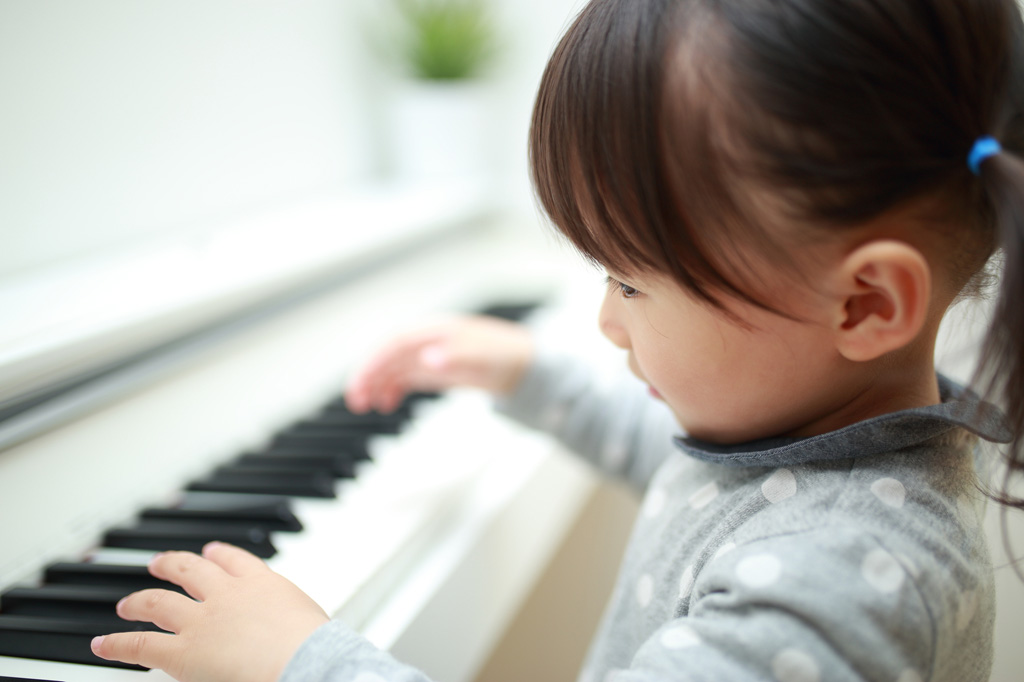 ピアノを弾く子ども
