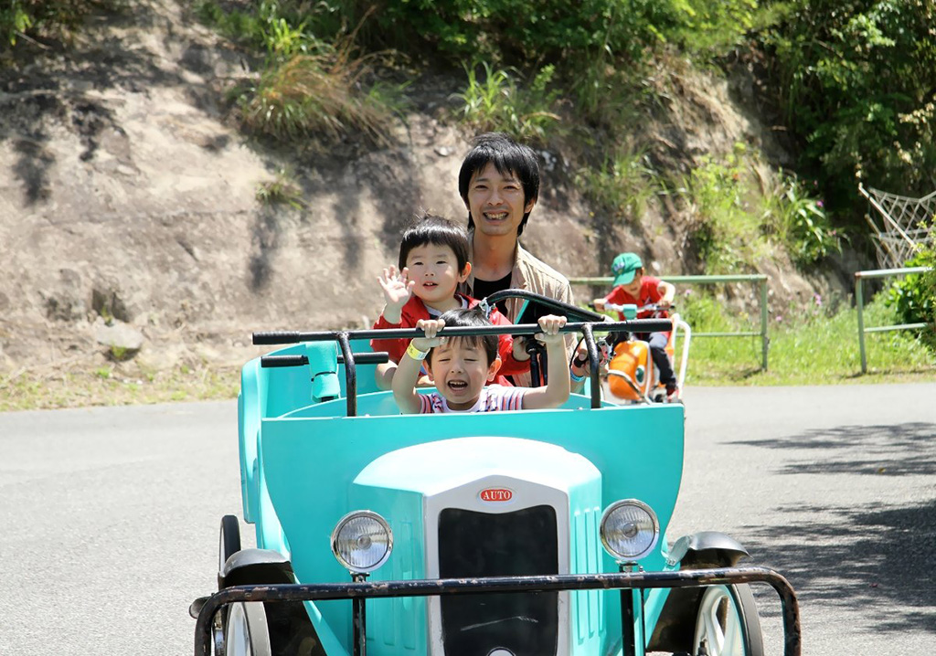 おもしろ自転車に乗る親子/ロマンの森共和国(千葉県/君津市)