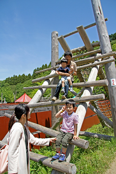 アスレチックで遊ぶ家族/ロマンの森共和国(千葉県/君津市)
