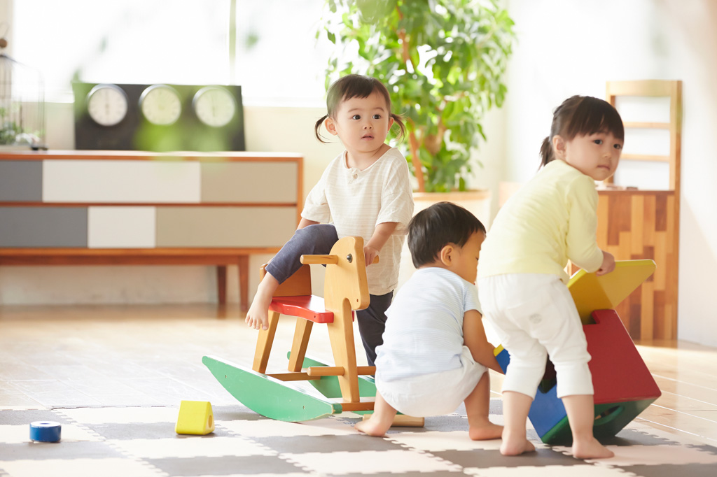 お友だちとあそぶ(イメージ)/子どもの未来を守るSDGsとは