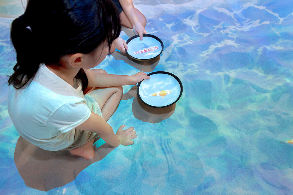 リアルに再現された海での魚を追いかける体験/あそびパークPLUS ららぽーと愛知東郷店(愛知県/東郷町)