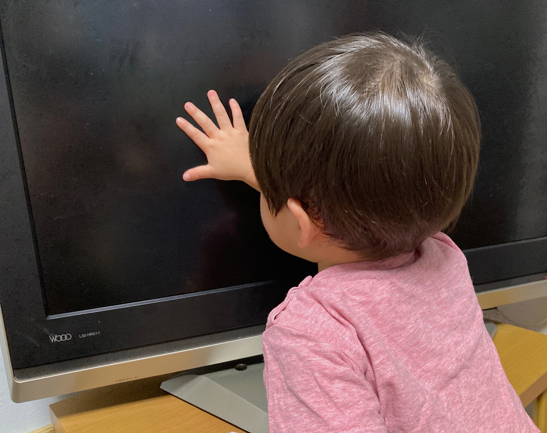 テレビに触る